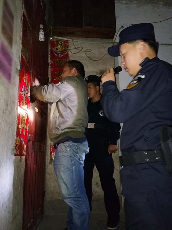 巴铃镇粗心妈妈误将幼女锁家中 