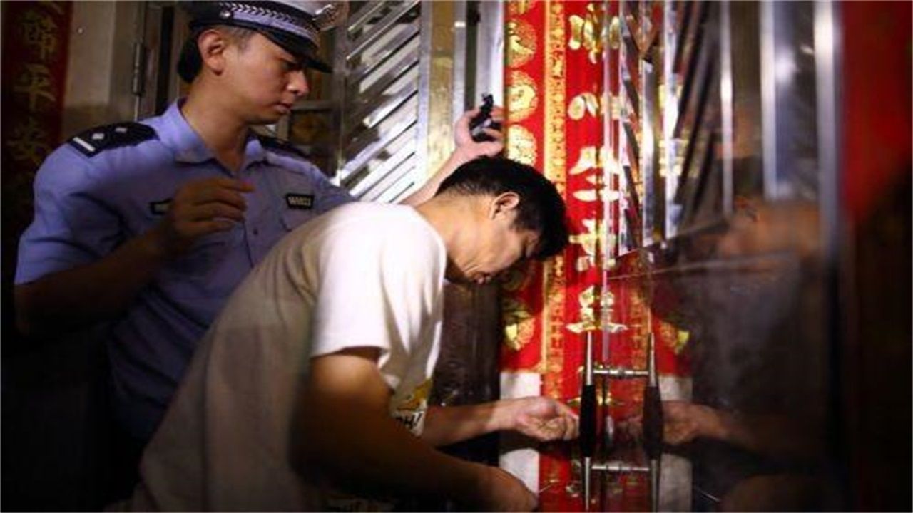 巴铃镇请开锁师傅开了锁后，师傅